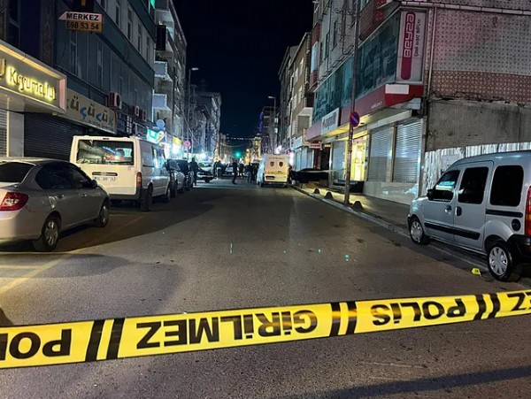 Küçükçekmece’de sokak ortasında silahlı saldırı: 2 ölü, 1 yaralı!